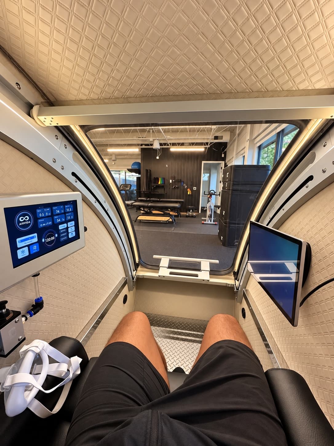 Inside the Airvida Elite: reclining seat, control panel, and oxygen mask